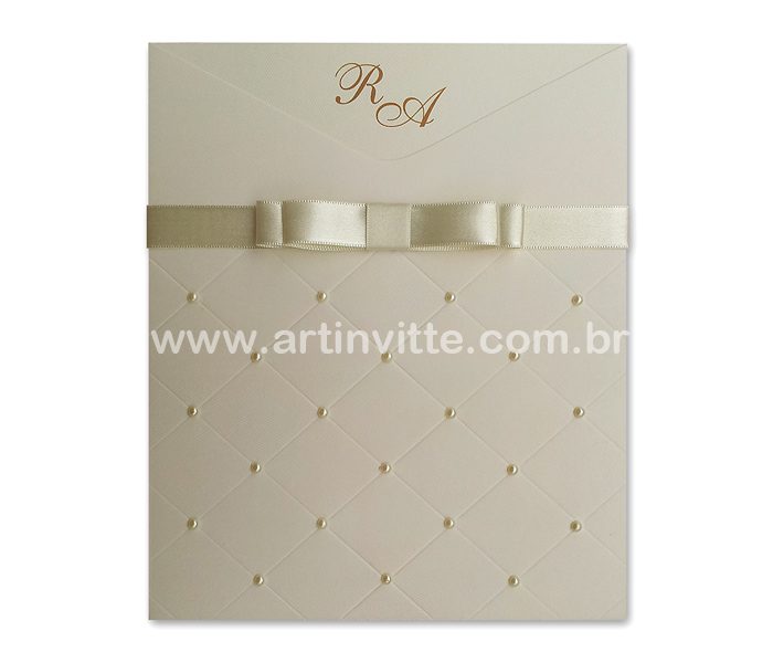 Detalhe de relevo no envelope para aparentar um matelassé, com espaço para colocação de pérolas.