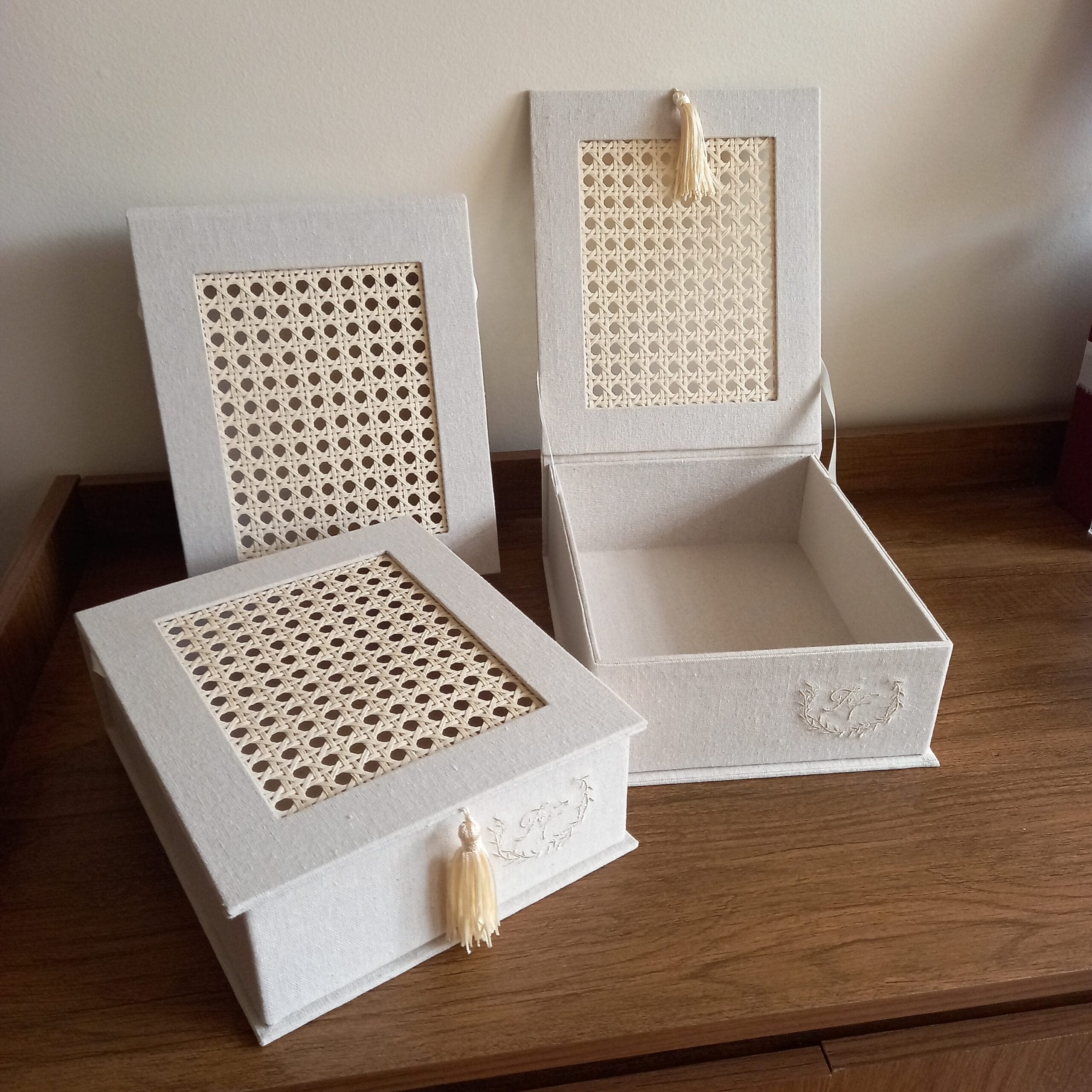 Caixas para padrinhos 8 Caixa para padrinhos no tamanho 17x22cm com base de mdf forrada de linho crú e tampa em acrílico cristal com iniciais gravadas a laser. Laço em linho crú.